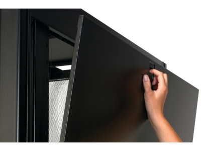 NetShelter SX 42U 600мм широкий x 1070мм глубокий корпус с боковыми панелями черного цвета.