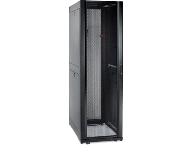 NetShelter SX 42U 600мм широкий x 1070мм глубокий корпус с боковыми панелями черного цвета.