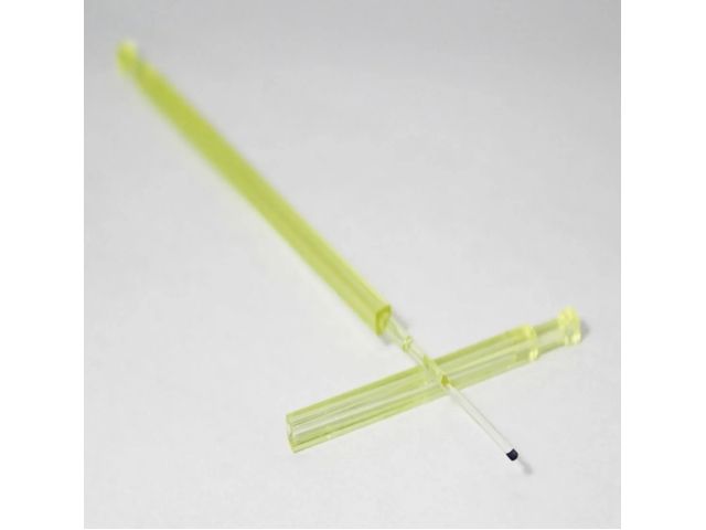 Одноразовая пластиковая соломинка - устройство витрификации Cryolock. Желтого цвета.